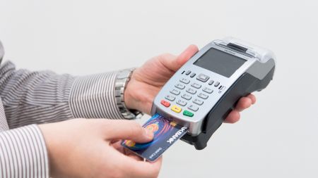 Ratele la credit au ajuns prea mari în 2025? Cum îți poți refinanța creditul astfel încât să poți plăti la jumătate