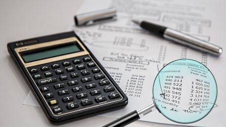 Calcul complet: Câți bani primești „în mână” de la 1 iulie 2026. Guvernul a aprobat noul salariu minim!