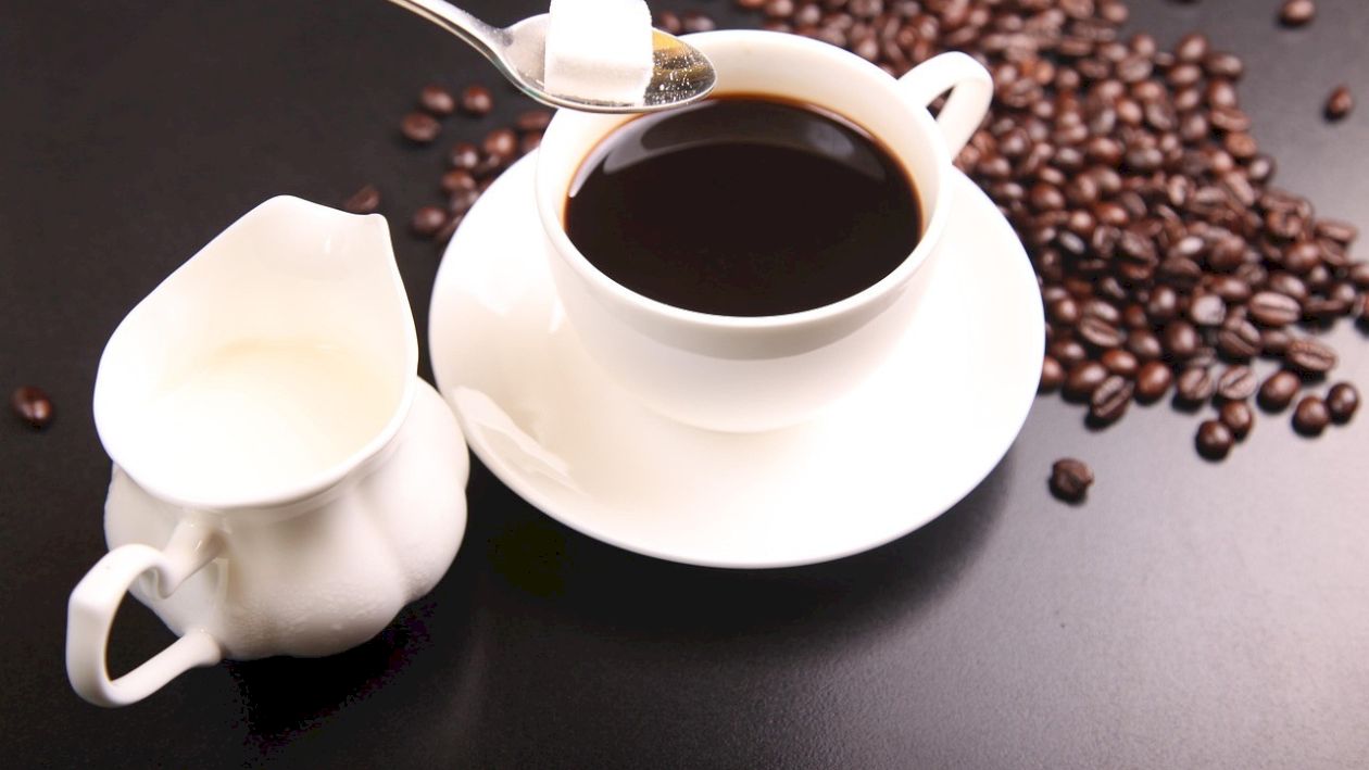 Miere sau zahăr în cafea? Ce variantă este mai sănătoasă și mai slab calorică. Ce spun specialiștii