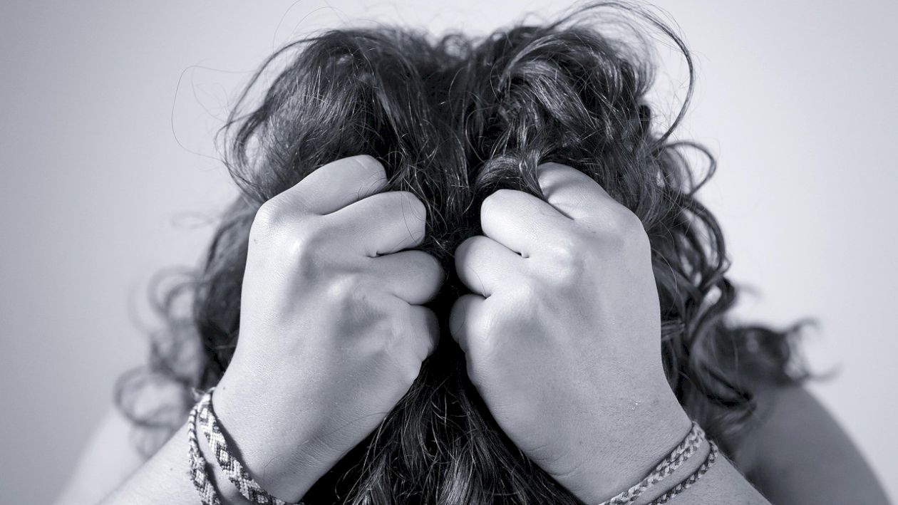 7 semne care îți arată că suferi de epuizare mentală. Ignorarea lor conduce către burnout sever (STUDIU)