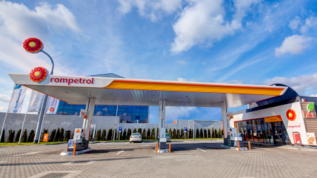 Rompetrol scade puternic prețul la benzină. Diferență uriașă față de Petrom, Lukoil sau Mol. Ce preț are 1 litru pe 3 aprilie